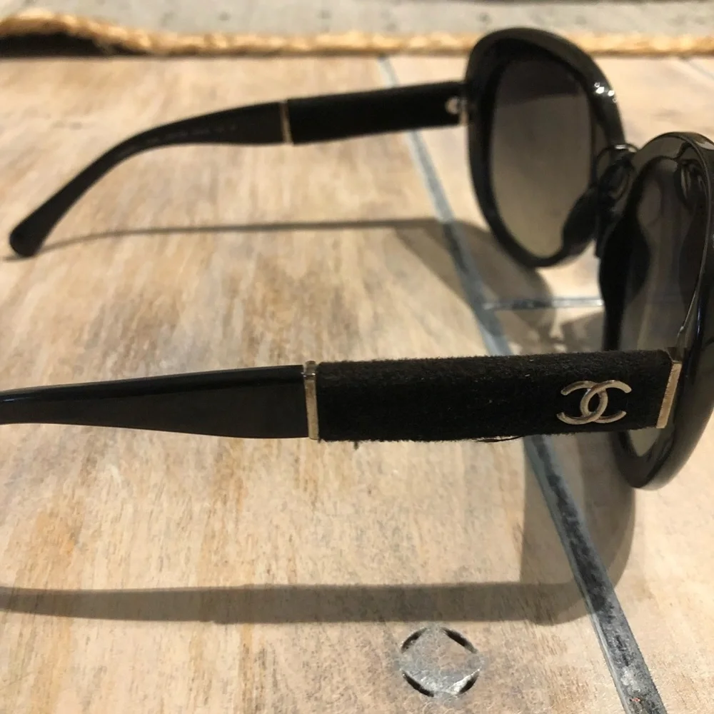 CHANEL Black Oversized Sunglasses with Gradient Lenses